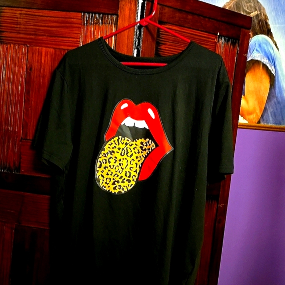 Black T-Shirt-Cheetah Tongue/Red Lips